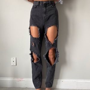 BDG MOM HIGH RISE DESTROYED JEANS